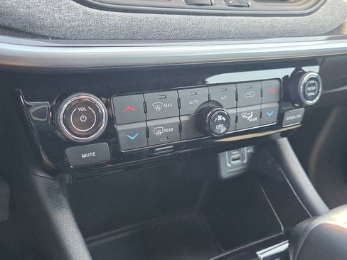 New 2025 Jeep Compass Latitude w/ Sun & Sound Group image 17