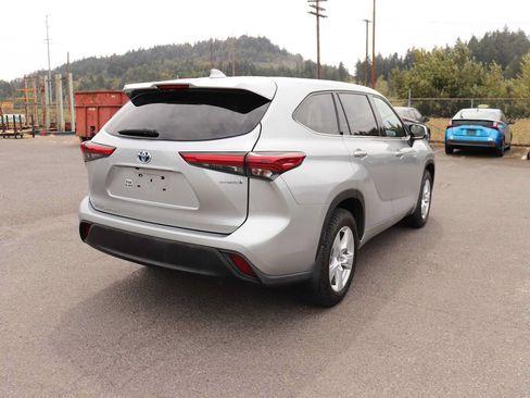 Used 2021 Toyota Highlander LE AWD/4WD image 5