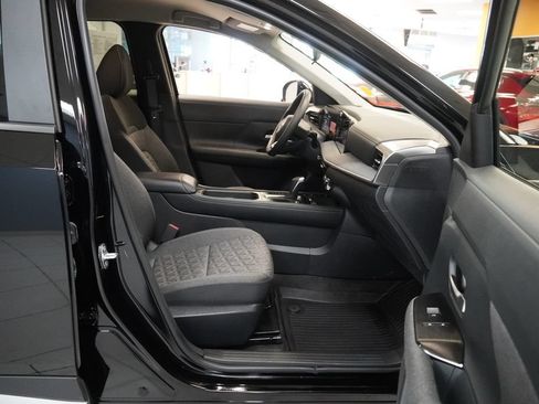 Used 2025 Nissan Kicks SV AWD/4WD image 11