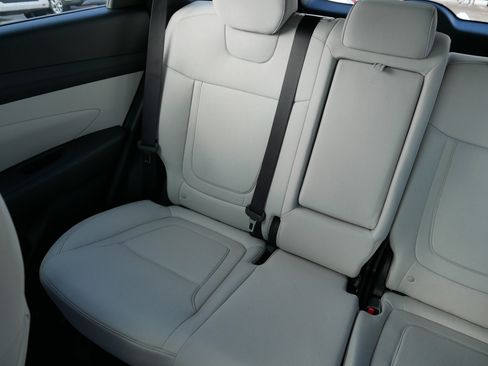 Certified 2025 Hyundai Tucson SE image 12