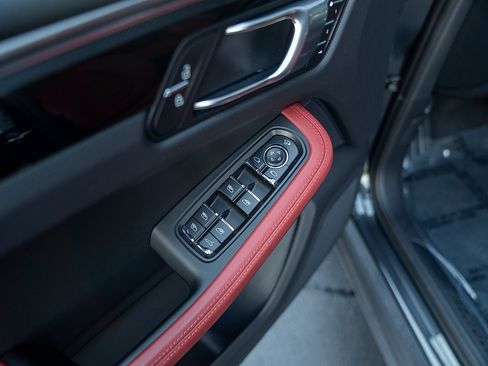 Used 2026 Porsche Macan AWD/4WD image 18