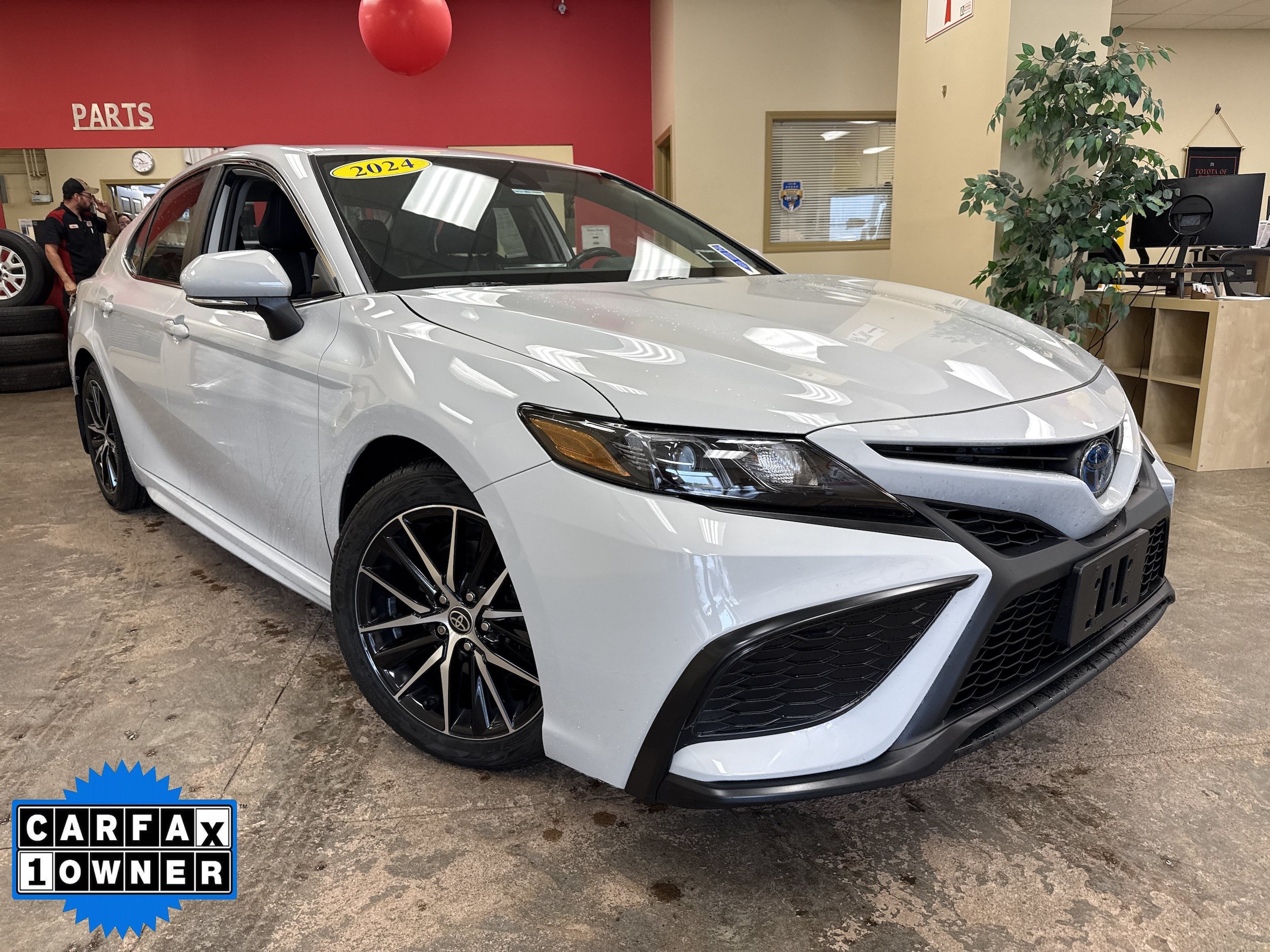 Used 2024 Toyota Camry SE FWD image 1