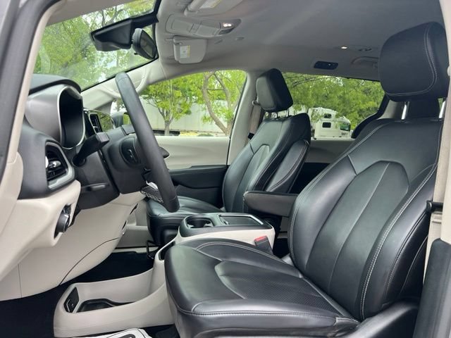 Used 2023 Chrysler Pacifica Touring-L FWD image 13