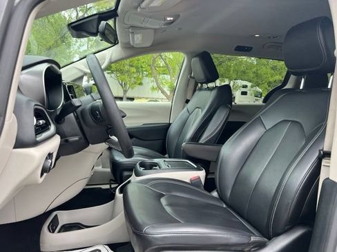 Used 2023 Chrysler Pacifica Touring-L FWD image 13