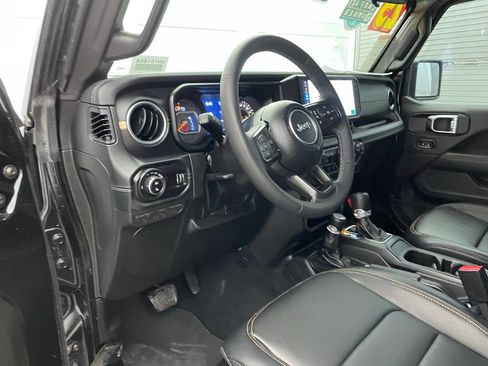 Certified 2025 Jeep Gladiator Mojave AWD/4WD image 16