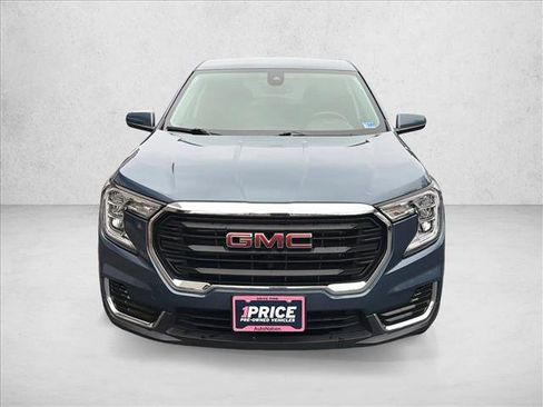 Used 2024 GMC Terrain SLE image 2