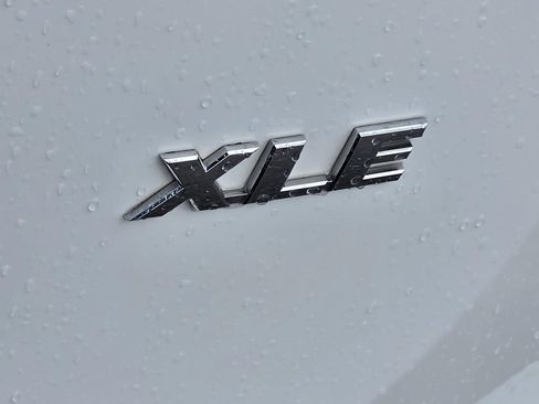 Used 2018 Toyota RAV4 XLE w/ Plus Extra Value Package FWD image 25
