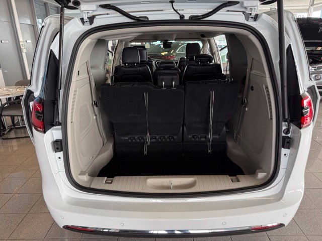 Used 2022 Chrysler Pacifica Touring-L w/ Uconnect Theater Family Group FWD image 23