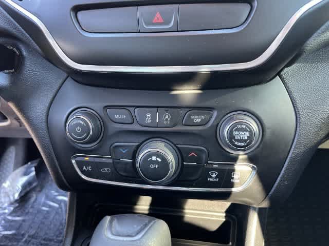 Used 2020 Jeep Cherokee Latitude FWD image 25