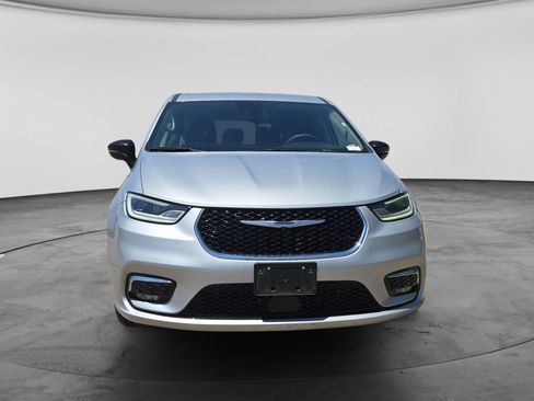 Used 2024 Chrysler Pacifica Touring-L FWD image 4