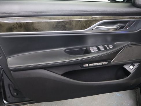 Used 2017 BMW 750i image 16