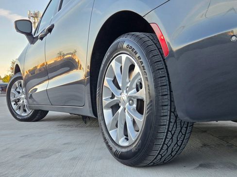 Used 2021 Chrysler Pacifica Touring-L w/ Premium & Safety Sphere Group image 41