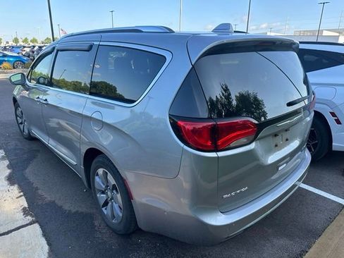Used 2018 Chrysler Pacifica Limited w/ Advanced Safetytec Group FWD image 8