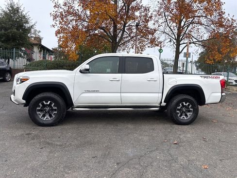 Used 2017 Toyota Tacoma TRD Off-Road image 13