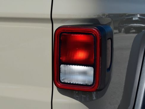 Used 2022 Jeep Gladiator Mojave w/ Trailer Tow Package AWD/4WD image 19