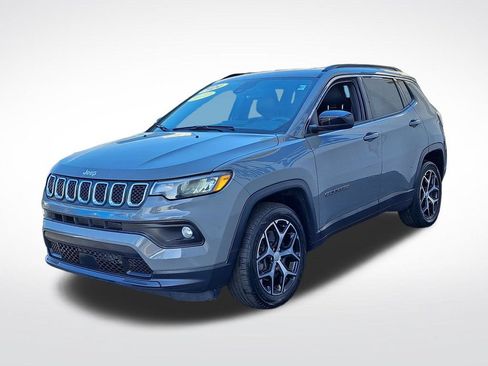 Used 2024 Jeep Compass Latitude AWD/4WD image 4