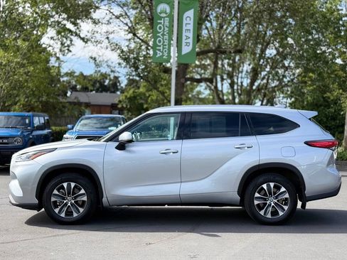 Used 2021 Toyota Highlander XLE AWD/4WD image 2