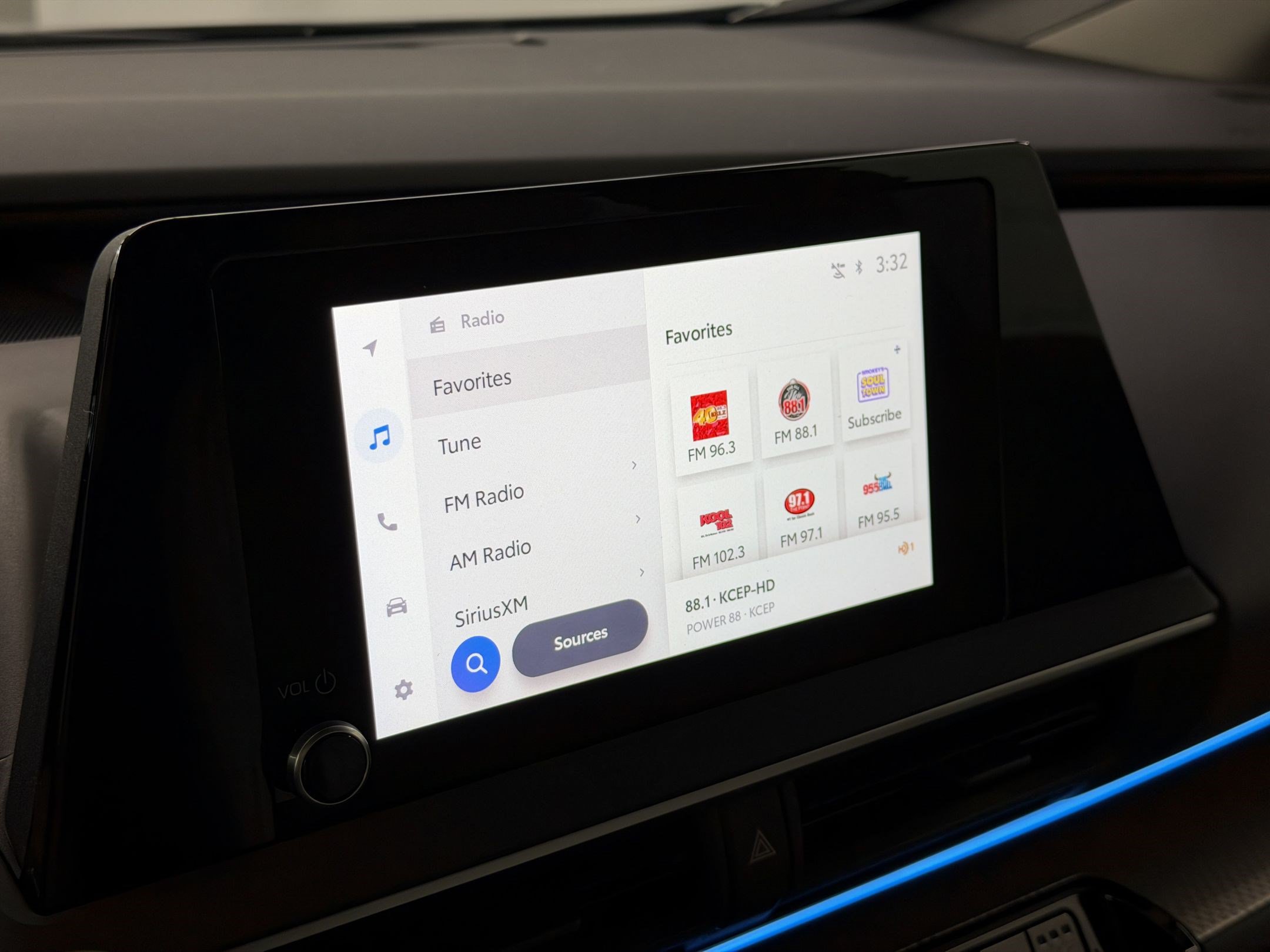 Used 2024 Toyota Prius XLE FWD image 21
