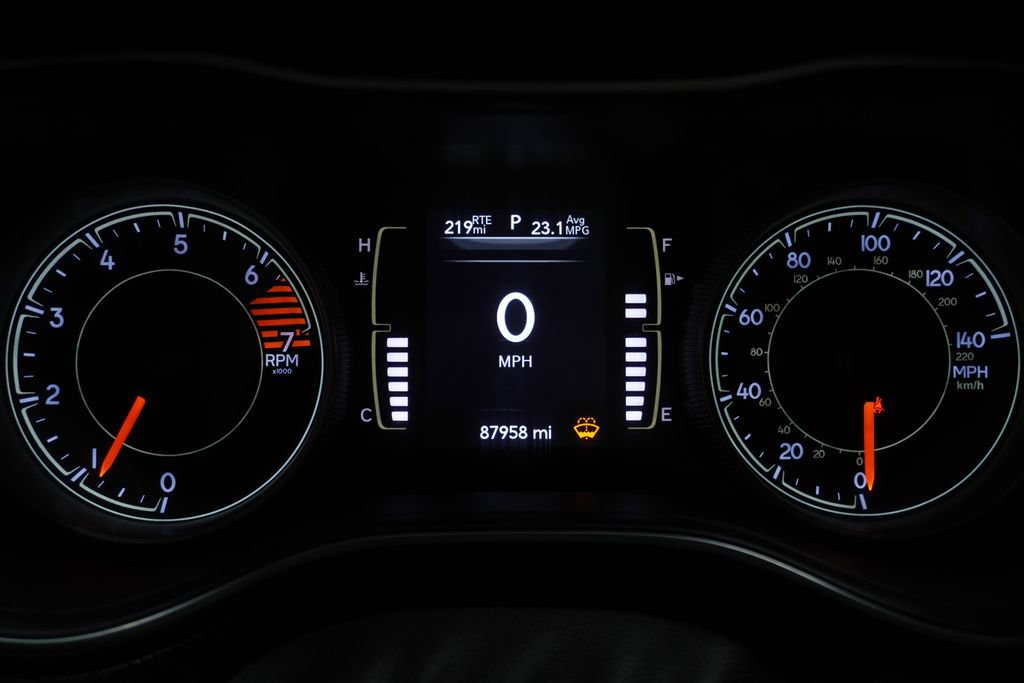 Used 2019 Jeep Cherokee Latitude Plus w/ Cold Weather Group AWD/4WD image 22