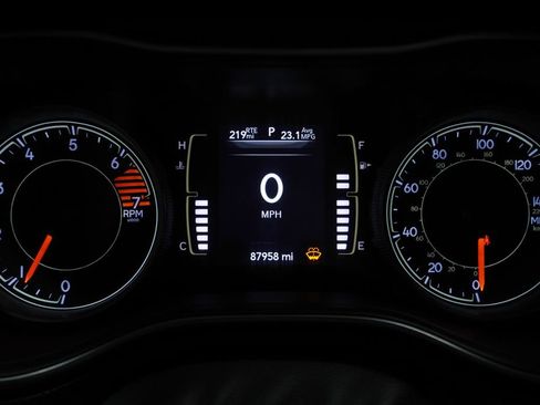 Used 2019 Jeep Cherokee Latitude Plus w/ Cold Weather Group AWD/4WD image 22