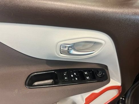 Used 2017 Jeep Renegade Latitude AWD/4WD image 26
