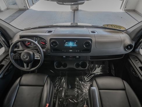 Used 2023 Mercedes-Benz Sprinter 2500 image 8