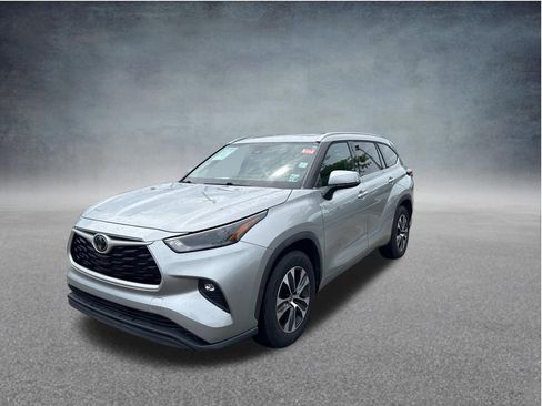 Used 2022 Toyota Highlander XLE FWD image 3