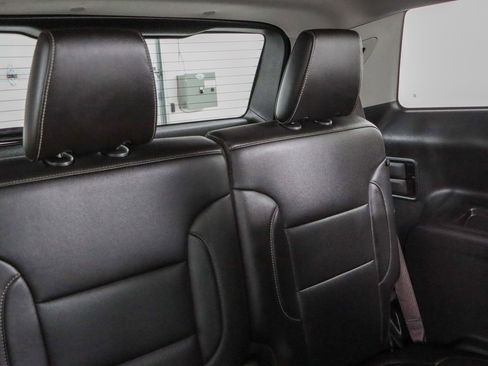 Used 2023 GMC Acadia SLT image 30