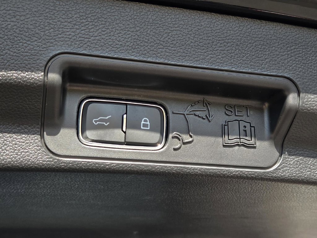 Used 2023 Ford Explorer XLT w/ Equipment Group 202A RWD image 39