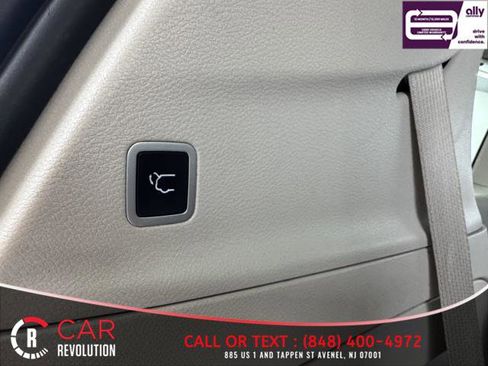 Used 2022 Chrysler Pacifica Touring-L image 9