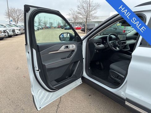 Used 2025 Ford Explorer Active AWD/4WD image 10