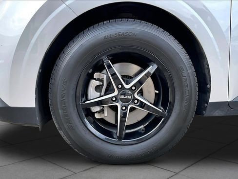 Used 2023 Kia Carnival LX image 11