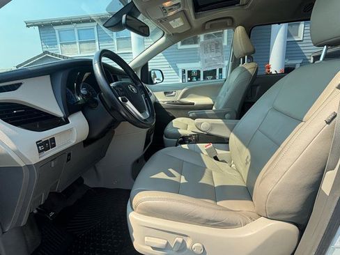 Used 2019 Toyota Sienna AWD image 11