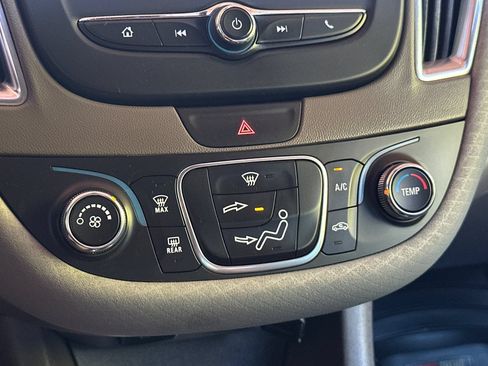Used 2017 Chevrolet Malibu LT FWD image 19