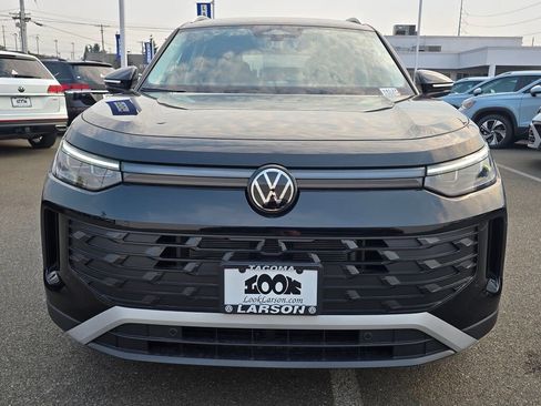 New 2025 Volkswagen Tiguan SE image 9