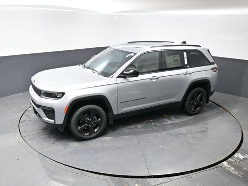 New 2026 Jeep Grand Cherokee Limited w/ Limited Altitude Package AWD/4WD image 33