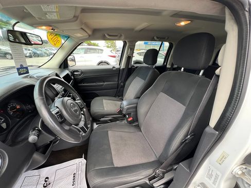 Used 2014 Jeep Patriot Latitude AWD/4WD image 16