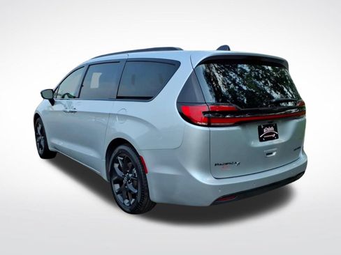 Used 2026 Chrysler Pacifica Limited w/ S Appearance Package FWD image 3