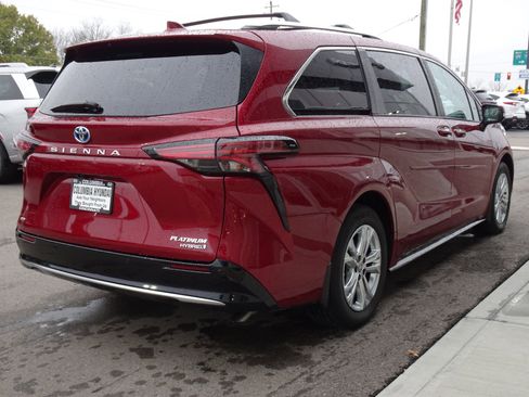 Used 2023 Toyota Sienna Platinum image 5