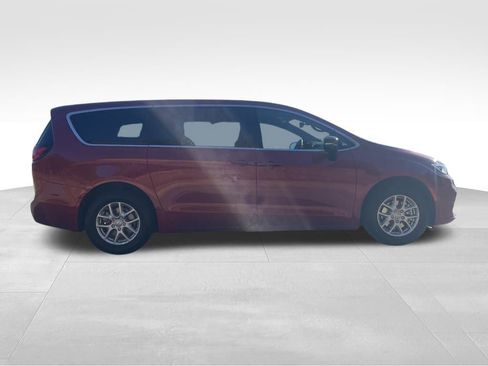 New 2026 Chrysler Pacifica Select image 4