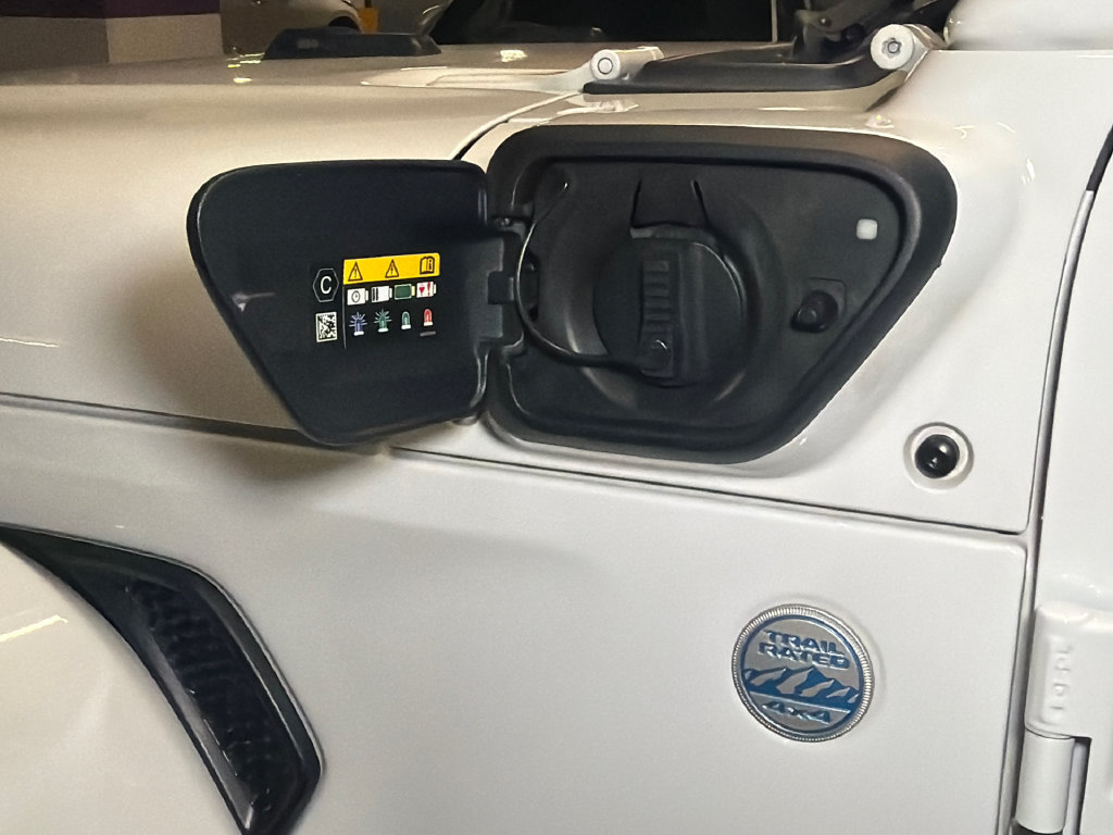 Used 2022 Jeep Wrangler Unlimited Sahara w/ Cold Weather Group AWD/4WD image 17