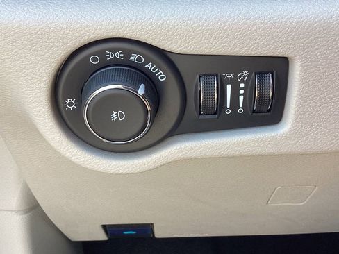 Used 2024 Chrysler Pacifica Touring-L FWD image 33