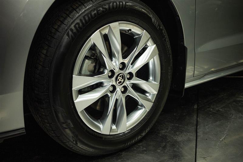 Used 2024 Toyota Sienna XLE w/ XLE Plus Package FWD image 3