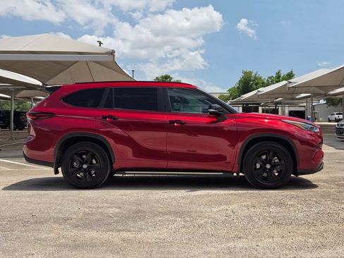 Used 2024 Toyota Highlander XLE AWD/4WD image 3