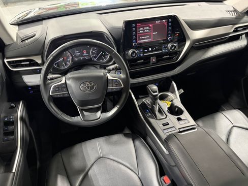 Used 2022 Toyota Highlander XLE AWD/4WD image 11