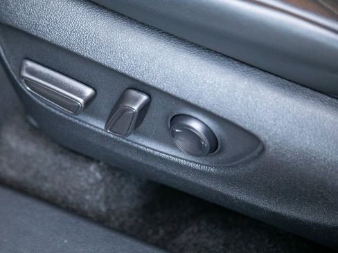 Used 2024 Toyota Highlander XLE image 28