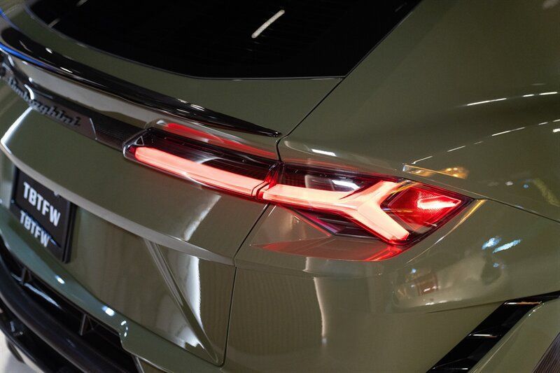Used 2023 Lamborghini Urus Performante AWD/4WD image 40