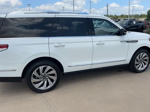 Used 2023 Lincoln Navigator Reserve AWD/4WD image 9