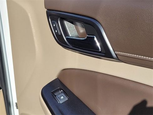 Used 2019 Chevrolet Suburban Premier image 12