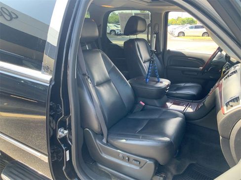 Used 2011 Cadillac Escalade 4D Sport Utility w/ Touring Package image 27